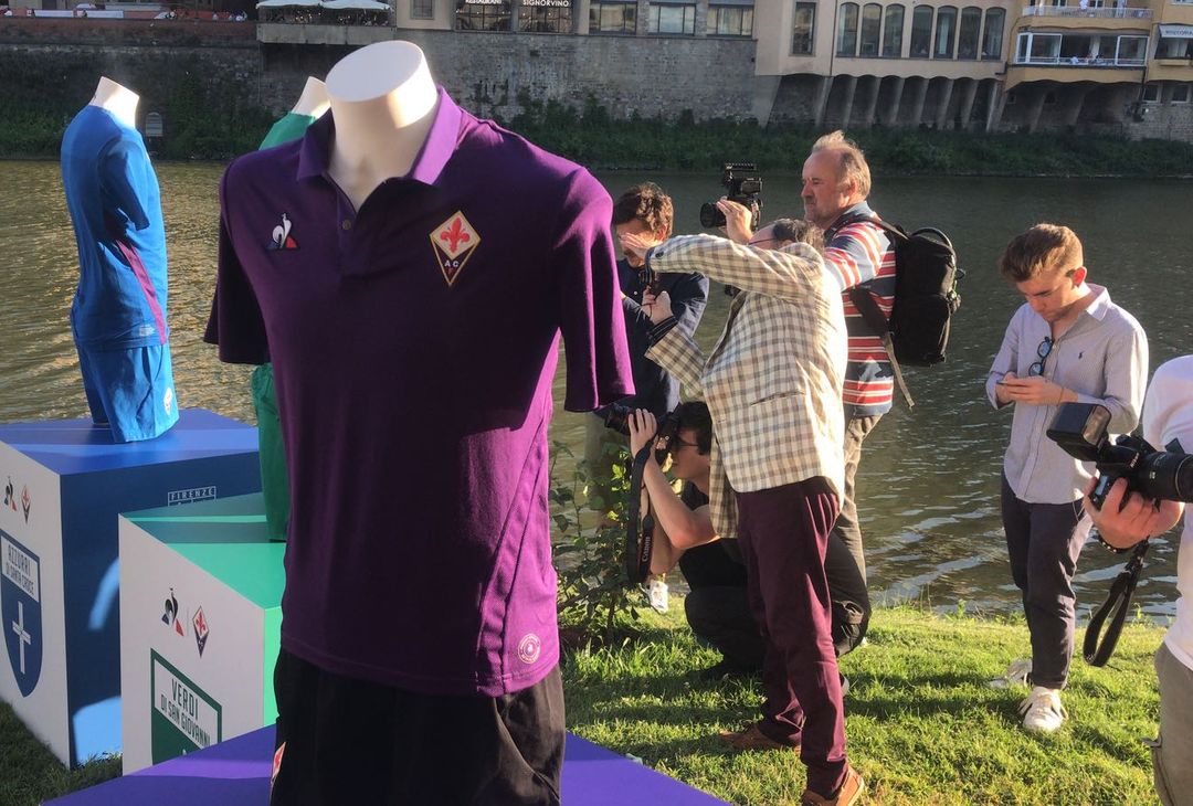 FOTO VN – Il viola e le quattro del Calcio Storico: vediamo nel dettaglio le nuove maglie - immagine 2