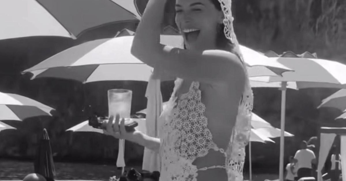 video nozze in costiera amalfitana la moglie di pavard acclamata in spiaggia kleo kleo