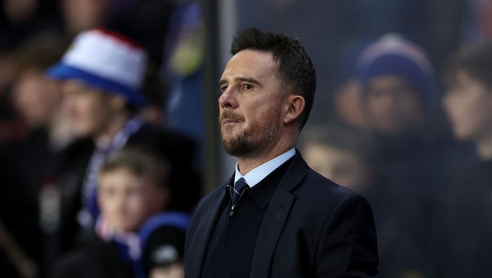 GLASGOW, SCOTLAND - MARCH 13: Barry Ferguson, Head Coach of Rangers FC, looks on prior to the UEFA Europa League 2024/25 Round of 16 Second Leg match between Rangers FC and Fenerbahce SK at Ibrox Stadium on March 13, 2025 in Glasgow, Scotland. (Photo by Ian MacNicol/Getty Images) ESCLUSIVA Rangers-Celtic, Jack: “Igamane top e Ferguson vuole il tris a Ibrox” - immagine 1