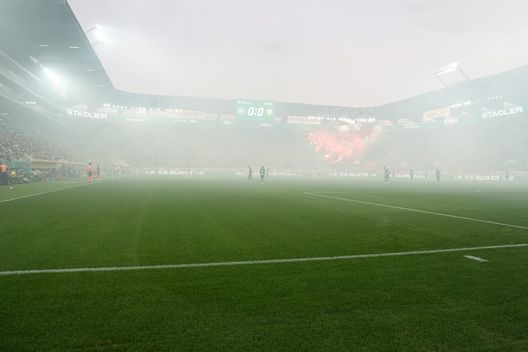 ST GALLEN, SWITZERLAND - AUGUST 7: Interior view of the Kybunpark and WKS Slask Wroclaw fans with bengal firework during the UEFA Conference League third qualifying round first leg match between St. Gallen 1879 and WKS Slask Wroclaw on August 7, 2024 in St Gallen, Switzerland. (Photo by Carsten Harz/Getty Images) Kybunpark, viaggio dentro lo stadio del San Gallo: tutto esaurito- immagine 2