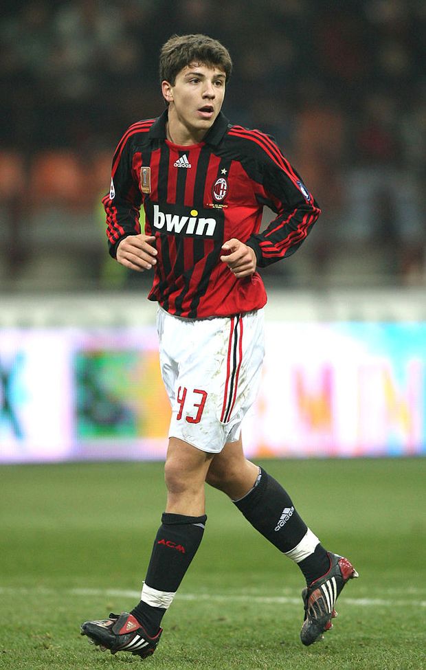 MILANO, ITALY - FEBRUARY 13:  Alberto Paloschi of Milan in action during the Serie A match between Milan and Livorno at the Stadio Meazza San Siro on February 13, 2008 in Milano, Italy. (Photo by New Press/Getty Images)  ex-milan-alberto-paloschi-pallone-doro-dilettanti-eccellenza-premio-vincitore-ancelotti-pro-palazzolo