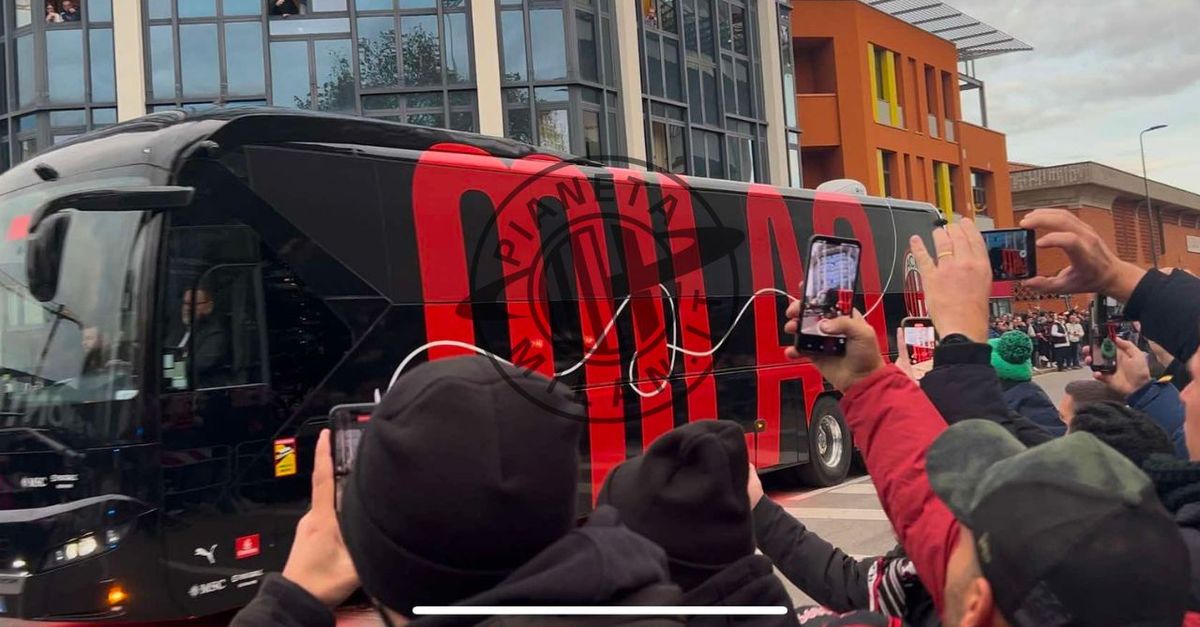 VIDEO – Milan Juventus, pullman rossonero arrivato a San Siro | PM News