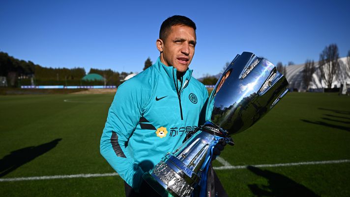 COMO, ITALY - JANUARY 14: Alexis Sanchez of FC Internazionale with the the Italian SuperCup trophy during the FC Internazionale training session at the club's training ground Suning Training Center at Appiano Gentile on January 14, 2022 in Como, Italy. (Photo by Mattia Ozbot - Inter/Inter via Getty Images) Biasin: “L’Inter ha deciso di riaprire al ritorno di Sanchez solo se parte…” - immagine 1