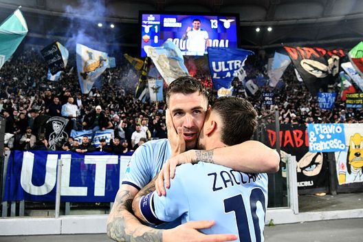 Alessio Romagnoli della SS Lazio esulta dopo il gol del vantaggio durante la partita di Serie A. Lazio-Juventus, chi vince va in Champions: il pronostico di DDD- immagine 2