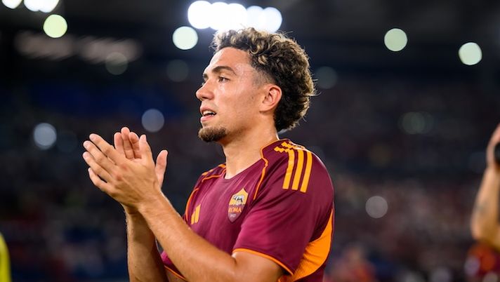 ROME, ITALY - AUGUST 23: Neil El Aynaoui of AS Roma greets the fans after the Serie A match between AS Roma and Bologna FC 1909 at Stadio Olimpico on August 23, 2025 in Rome, Italy. (Photo by Fabio Rossi/AS Roma via Getty Images) Coppa d’Africa e fantacalcio, occhio per l’asta: ecco i possibili convocati dalla Serie A e le date - immagine 1