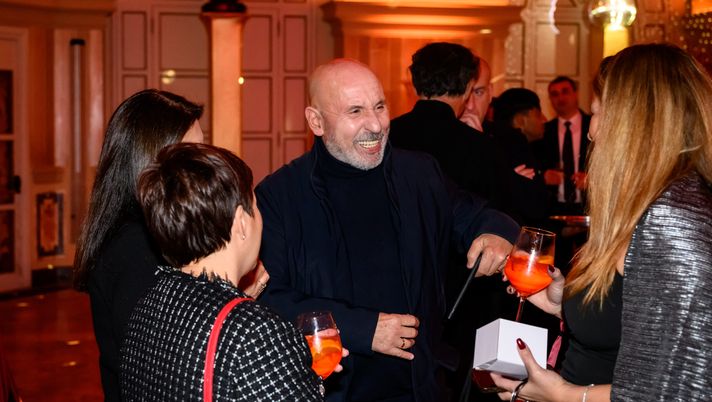 ROME, ITALY - DECEMBER 10: Comedian Maurizio Battista (C) attends the AS Roma Christmas Together Party on December 10, 2024 in Rome, Italy. (Photo by Fabio Rossi/AS Roma via Getty Images) Maurizio Battista: “De Rossi resterà deluso, la Roma deve battere tutti” - immagine 1
