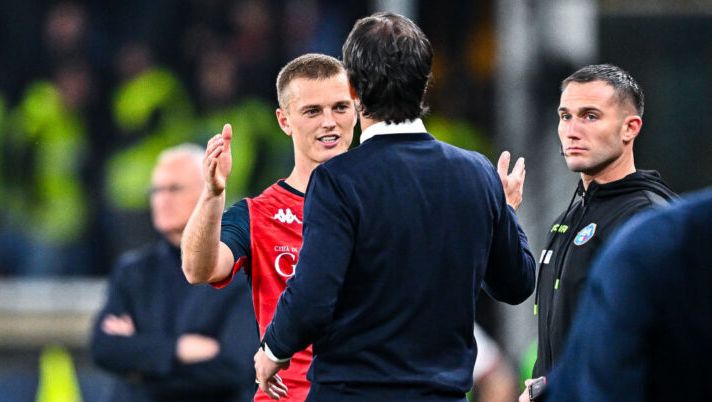 GENOA, ITALY - APRIL 29: Albert Gudmundsson of Genoa (left) greets Alberto Gilardino, head coach of Genoa, during the Serie A TIM match between Genoa CFC and Cagliari at Stadio Luigi Ferraris on April 29, 2024 in Genoa, Italy. (Photo by Simone Arveda/Getty Images) Gilardino: “Futuro Gudmundsson, io mi sono fatto questa idea! Può essere l’anno di Vitinha, Zanoli…” - immagine 1