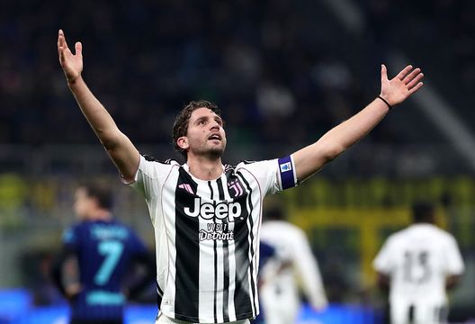 MILANO, ITALIA - 14 FEBBRAIO: Manuel Locatelli della Juventus festeggia il secondo gol della sua squadra durante la partita di Serie A tra FC Internazionale e Juventus FC allo Stadio Giuseppe Meazza il 14 febbraio 2026 a Milano, Italia. (Foto di Marco Luzzani/Getty Images) Calciomercato Juventus, in arrivo il rinnovo di Locatelli: la situazione- immagine 2