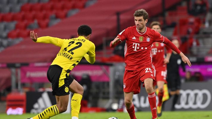MUNICH, GERMANY - MARCH 06: Thomas Mueller of Bayern Muenchen plays the ball during the Bundesliga match between FC Bayern Muenchen and Borussia Dortmund at Allianz Arena on March 06, 2021 in Munich, Germany. (Photo by Sebastian Widmann/Getty Images) Borussia Dortmund-Bayern Monaco a confronto: numeri e precedenti - immagine 1