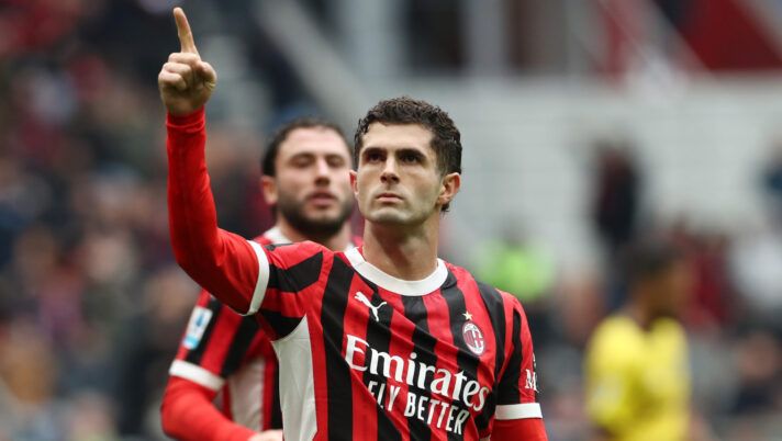 MILAN, ITALY - JANUARY 26: Christian Pulisic of AC Milan celebrates scoring his team's first goal from the penalty spot during the Serie A match between AC Milan and Parma at Stadio Giuseppe Meazza on January 26, 2025 in Milan, Italy. (Photo by Marco Luzzani/Getty Images) Pulisic infallibile, lo specialista Gimenez e poi Felix: come cambia la gerarchia del Milan sui rigori - immagine 1