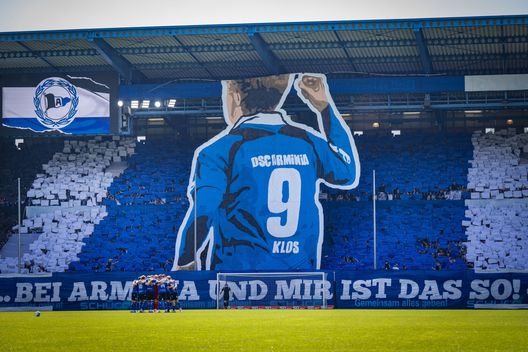 Coreografia dedicata a Fabian Klos dai tifosi dell'Arminia Bielefeld (Foto di Thomas F. Starke/Getty Images for DFB) ESCLUSIVA Arminia Bielefeld, sognando la Coppa: in 100.000 a Berlino per scrivere la storia- immagine 3