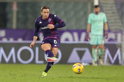 FLORENCE, ITALY - JANUARY 14: Arthur Melo of ACF Fiorentina in action during the Serie A TIM match between ACF Fiorentina and Udinese Calcio - Serie A TIM at Stadio Artemio Franchi on January 14, 2024 in Florence, Italy. (Photo by Gabriele Maltinti/Getty Images) Quante pretendenti per Arthur, e c’è anche la Roma. Possibile un altro prestito- immagine 2