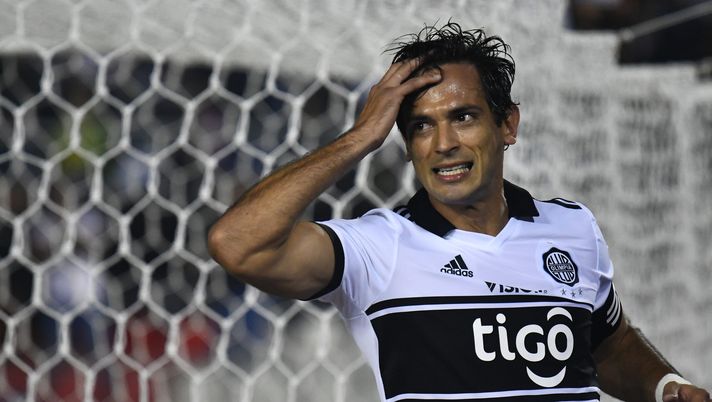 ASUNCION, PARAGUAY - JULY 30: Roque Luis Santa Cruz Cantero of Olimpia reacts during a round of sixteen second leg match between Olimpia and LDU Quito as part of Copa CONMEBOL Libertadores 2019 at Estadio Defensores del Chaco on July 30, 2019 in Asuncion, Paraguay. (Photo by Amilcar Orfali/Getty Images) Roque Santa Cruz