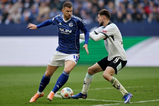 GELSENKIRCHEN, GERMANY - JANUARY 25: Atanas Chernev of 1. FC Kaiserslautern (R) challenges Edin Dzeko of FC Schalke 04 (L) during the 2. Bundesliga match between FC Schalke 04 and 1. FC Kaiserslautern at Veltins-Arena on January 25, 2026 in Gelsenkirchen, Germany. (Photo by Christof Koepsel/Getty Images) ex Serie A