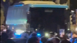 Arriva il pullman del Napoli al Maradona, l’accoglienza da brividi dei tifosi azzurri