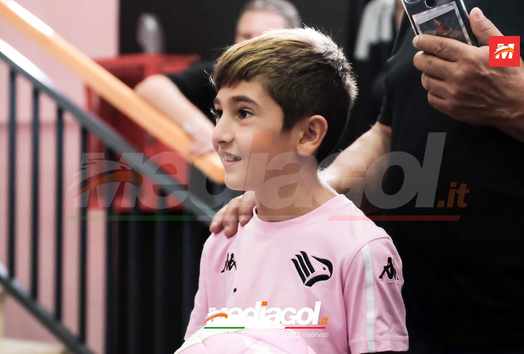 FOTO PALERMO: Federico Di Francesco scatta selfie con i tifosi allo store (GALLERY) - immagine 34