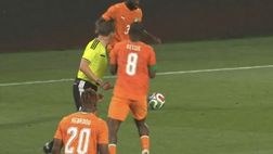 Kessie, cosa combini? Arbitro mandato KO con una spallata! IL VIDEO