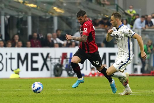 MILAN, ITALY - MAY 15: Theo Hernandez of AC Milan in action on Teun Koopmeiners of Atalanta BC during the action of his goal during the Serie A match between AC Milan and Atalanta BC at Stadio Giuseppe Meazza on May 15, 2022 in Milan, Italy. (Photo by Pier Marco Tacca/AC Milan via Getty Images) theo-hernandez-al-hilal-addio-milan-mercato-calciomercato-arabia-saudita-news-ultima-ora