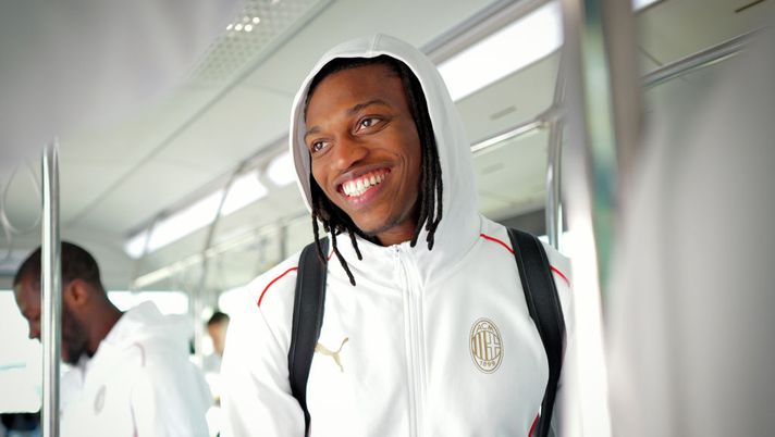 LECCE, ITALY - MARCH 07: Rafael Leao of AC Milan leaves for Brindisi airport on March 07, 2025 in Lecce, Italy. (Photo by Claudio Villa/AC Milan via Getty Images)  Leao gol assist