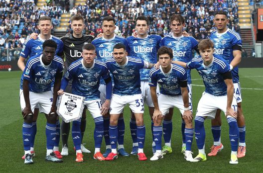 COMO, ITALY - MARCH 22: Como 1907 team line up during the Serie A match between Como 1907 and Pisa SC at Giuseppe Sinigaglia Stadium on March 22, 2026 in Como, Italy. (Photo by Marco Luzzani/Getty Images)