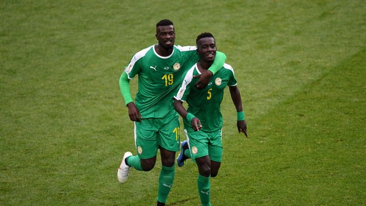 MOSCOW, RUSSIA - JUNE 19: Idrissa Gana Gueye of Senegal celebrates with team mate Mbaye Niang after Thiago Cionek of Poland scored and own goal to put Senegal in front 1-0 during the 2018 FIFA World Cup Russia group H match between Poland and Senegal at Spartak Stadium on June 19, 2018 in Moscow, Russia. (Photo by Laurence Griffiths/Getty Images) Niang: “Non potevamo chiedere di meglio, ora vogliamo andare il più lontano possibile” - immagine 1