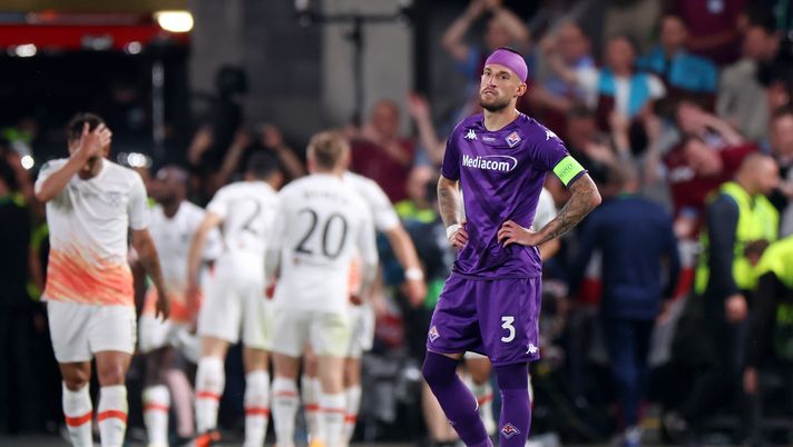PRAGUE, CZECH REPUBLIC - JUNE 07: Cristiano Biraghi of ACF Fiorentina looks dejected after Said Benrahma of West Ham United (obscured) scores the team's first goal from the penalty spot during the UEFA Europa Conference League 2022/23 final match between ACF Fiorentina and West Ham United FC at Eden Arena on June 07, 2023 in Prague, Czech Republic. (Photo by Alex Grimm/Getty Images) Biraghi: “Ecco come sto. Il mio contratto? Non scade tra un anno” - immagine 1