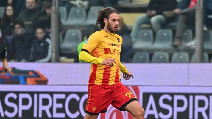 CREMONA, ITALY - DECEMBER 07: Antonino Gallo of US Lecce in action during the Serie A match between US Cremonese and US Lecce at Stadio Giovanni Zini on December 07, 2025 in Cremona, Italy. (Photo by Marco M. Mantovani/Getty Images) Lecce, ecco cosa c’è dietro alla panchina di Gallo contro il Pisa - immagine 1