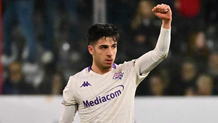 CREMONA, ITALY - MARCH 16: Fabiano Parisi of ACF Fiorentina celebrates after scoring the 0-1 goal during the Serie A match between US Cremonese and ACF Fiorentina at Stadio Giovanni Zini on March 16, 2026 in Cremona, Italy. (Photo by Marco M. Mantovani/Getty Images) La Nazione: “Ecco qual è stata la chiave tattica vincente” - immagine 1