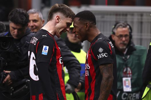 MILANO, ITALIA - 8 MARZO: Pervis Estupinan del Milan festeggia con Alexis Saelemaekers dopo aver segnato il primo gol della sua squadra durante la partita di Serie A tra Milan e Internazionale allo stadio Giuseppe Meazza l'8 marzo 2026 a Milano, Italia. (Foto di Giuseppe Cottini/AC Milan via Getty Images) Milan, la rivincita di Saelemaekers: “Volevo essere titolare. Ce l’ho fatta”- immagine 2