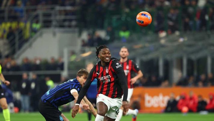 Derby, altro episodio: Acerbi tira i capelli a Leao, per Sozza non c'è nulla