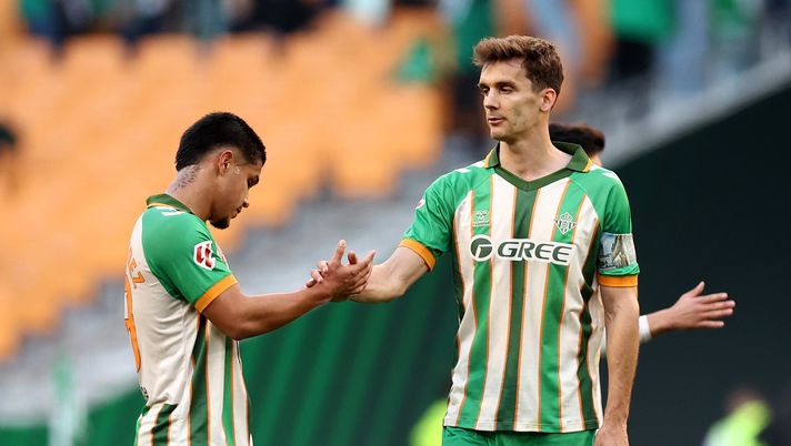 SEVILLE, SPAIN - FEBRUARY 21: Cucho Hernandez and Diego Llorente of Real Betis shake hands after the LaLiga EA Sports match between Real Betis Balompie and Rayo Vallecano de Madrid at Estadio La Cartuja on February 21, 2026 in Seville, Spain. (Photo by Fran Santiago/Getty Images) Derby Betis-Siviglia di Liga: streaming gratis e diretta TV - immagine 1