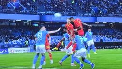 Napoli-Lecce 0-1, azzurri subito in svantaggio: Siebert svetta di testa da corner – VIDEO