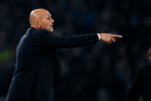 NAPLES, ITALY - DECEMBER 7: Luciano Spalletti of Juventus during the Serie A match between SSC Napoli and Juventus FC at Stadio Diego Armando Maradona on December 7, 2025 in Naples, Italy. (Photo by Daniele Badolato - Juventus FC/Juventus FC via Getty Images) Spalletti, i quotidiani lo bocciano: è amaro Luciano il primo ritorno al Maradona- immagine 4