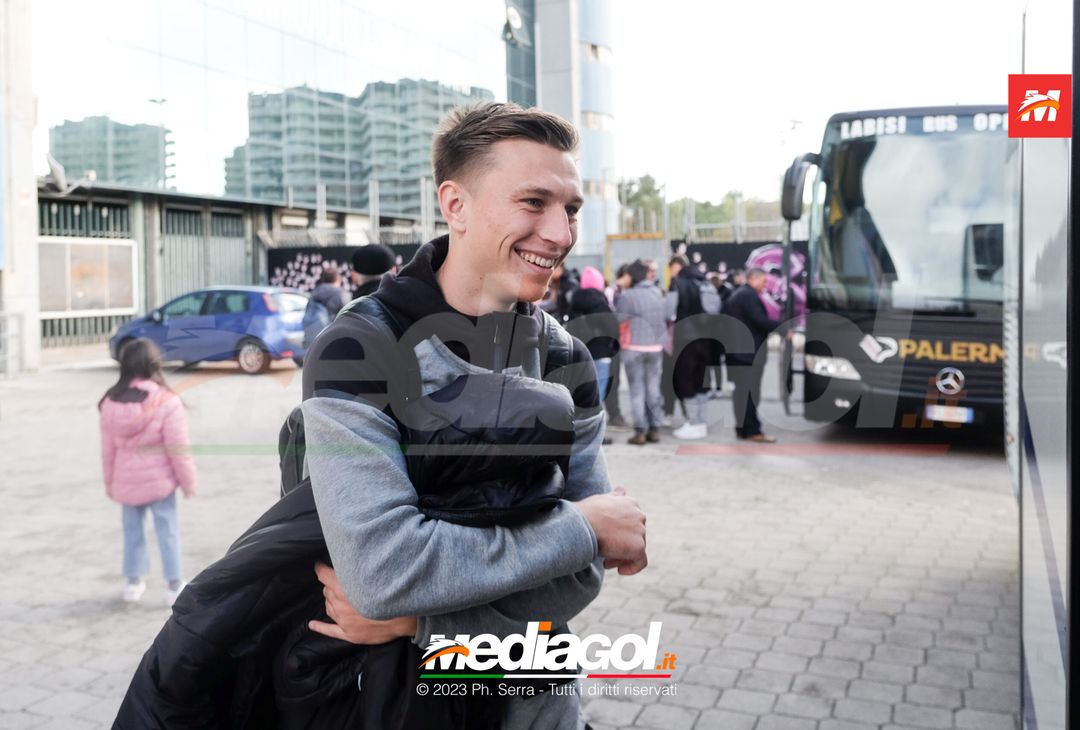 FOTO Como-Palermo, il Palermo in partenza dal ‘Renzo Barbera’ (GALLERY) - immagine 54