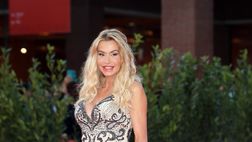 Valeria Marini aggredita sulle scale di casa: l’uomo è stato denunciato. “Sono scossa, ma…”