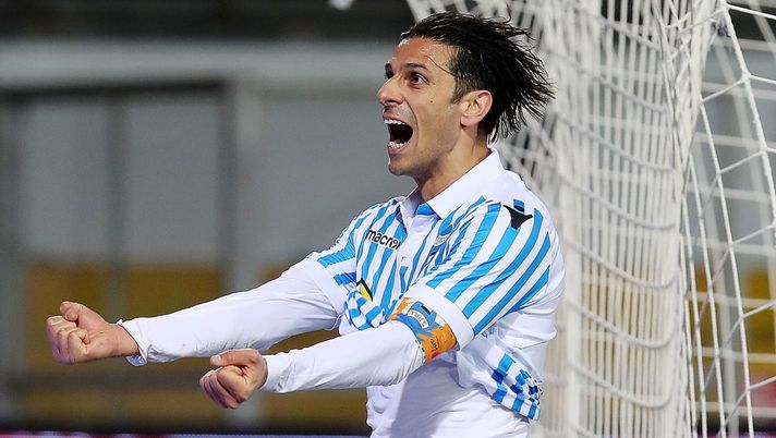 BENEVENTO, ITALY - DECEMBER 17: Sergio Floccari of Spal celebrates after scoring the 1-2 goal during the Serie A match between Benevento Calcio and Spal at Stadio Ciro Vigorito on December 17, 2017 in Benevento, Italy. (Photo by Francesco Pecoraro/Getty Images) La probabile formazione della Spal: Cerri in panchina, tocca a Petagna e Floccari - immagine 1