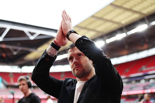 LONDRA, INGHILTERRA - 12 APRILE: Jack Wilshere, allenatore del Luton Town, applaude i tifosi dopo la vittoria della squadra nella finale del Vertu Trophy tra Stockport County e Luton Town allo stadio di Wembley il 12 aprile 2026 a Londra, Inghilterra. (Foto di James Fearn/Getty Images) Jack Wilshere torna a fare magie: arriva il primo trofeo da allenatore del Luton Town- immagine 2