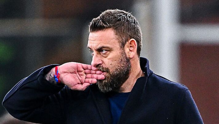 GENOA, ITALY - FEBRUARY 7: Daniele De Rossi, head coach of Genoa, reacts during the Serie A match between Genoa CFC and SSC Napoli at Stadio Luigi Ferraris on February 7, 2026 in Genoa, Italy. (Photo by Simone Arveda/Getty Images) De Rossi: “Come sta Baldanzi e cosa filtra! Amorim, Onana, Colombo e Cornet era uno straccio ma…” - immagine 1
