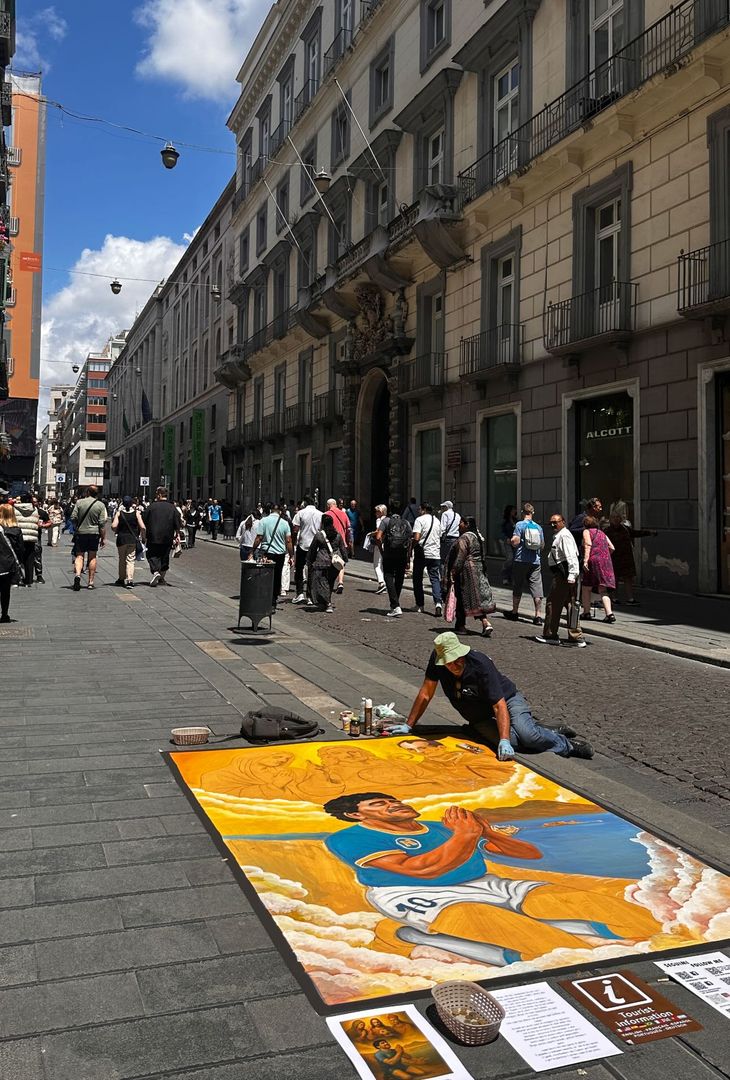 GALLERY Lady McTominay visita al murale di Maradona: spunta anche McFratm - immagine 4