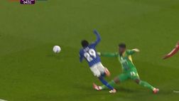 VIDEO – Disastro Dorgu con lo United. Errore clamoroso, poi il rosso