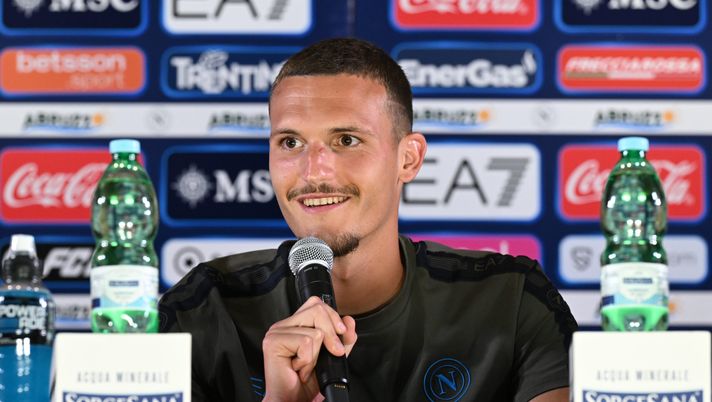 CASTEL DI SANGRO, ITALY - AUGUST 02: Rafa Marin of SSC Napoli attends a press conference on August 02, 2024 in Castel di Sangro, Italy. (Photo by SSC NAPOLI/SSC NAPOLI via Getty Images) Rafa Marin: “Napoli un sogno, Conte mi ha fatto una richiesta. Ecco a chi mi ispiro” - immagine 1