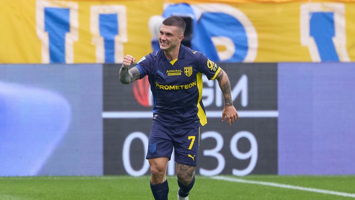 PARMA, ITALY - APRIL 12: Gabriel Strefezza of Parma Calcio celebrates after scoring his team's first goal during the Serie A match between Parma Calcio 1913 and SSC Napoli at Stadio Ennio Tardini on April 12, 2026 in Parma, Italy. (Photo by Emmanuele Ciancaglini/Getty Images) Parma-Napoli, il gol di Strefezza è il più veloce subìto dagli azzurri dal 2018 - immagine 1
