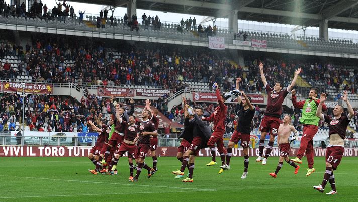 TURIN, ITALY - APRIL 27: Players of Torino FC celebrate victory at the end of the Serie A match between Torino FC and Udinese Calcio at Stadio Olimpico di Torino on April 27, 2014 in Turin, Italy. (Photo by Valerio Pennicino/Getty Images) Torino-Udinese, l’album dei ricordi: l’omaggio a Pulici e la folle rincorsa europea- immagine 1