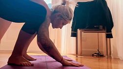 VIDEO / Lady Audero si cimenta con una posizione yoga: “Provando e provando ancora”
