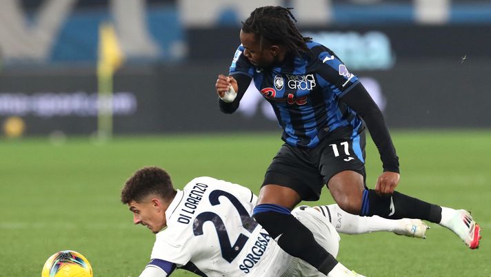 BERGAMO, ITALY - JANUARY 18: Giovanni Di Lorenzo of Napoli and Ademola Lookman of Atalanta compete for the ball during the Serie A match between Atalanta and Napoli at Gewiss Stadium on January 18, 2025 in Bergamo, Italy. (Photo by Marco Luzzani/Getty Images) Lookman spaventa il Napoli, Conte ha una contromossa: c’entra Di Lorenzo – GdS - immagine 1