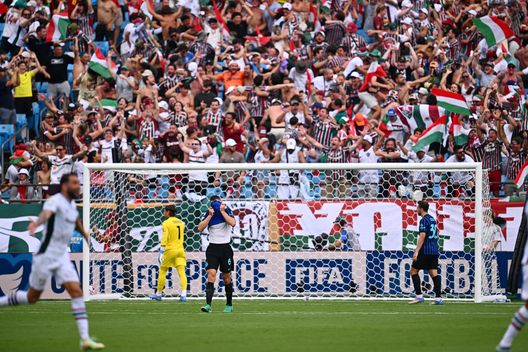 CHARLOTTE, NORTH CAROLINA - 30 GIUGNO: i giocatori dell'FC Inter delusi durante la partita degli ottavi di finale della Coppa del Mondo per Club FIFA 2025 tra FC Internazionale Milano e Fluminense FC al Bank of America Stadium il 30 giugno 2025 a Charlotte, North Carolina. (Foto di Mattia Ozbot - Inter/Inter via Getty Images) Fluminense, ketchup sulla pizza davanti ai tifosi dell’Inter: il video è subito virale- immagine 2