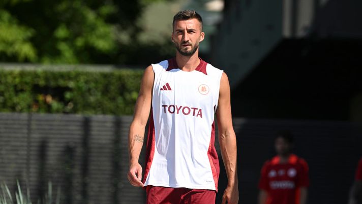 ROME, ITALY - AUGUST 21: AS Roma player Bryan Cristante during a training session at Centro Sportivo Fulvio Bernardini on August 21, 2024 in Rome, Italy. (Photo by Luciano Rossi/AS Roma via Getty Images) Roma, allenamento a tre giorni dalla Juve: c’è Cristante. Out Bove e Abraham - immagine 1