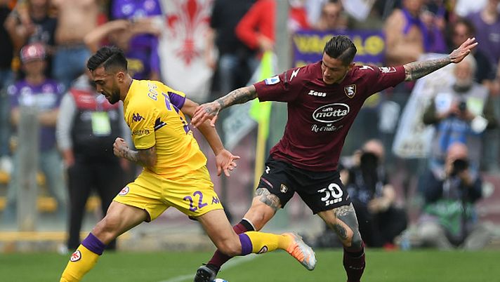 SALERNO, ITALY - APRIL 24: Pasquale Mazzocchi of US Salernitana vies with Nicolas Gonzalez of ACF Fiorentina during the Serie A match between US Salernitana and ACF Fiorentina at Stadio Arechi on April 24, 2022 in Salerno, Italy. (Photo by Francesco Pecoraro/Getty Images) Salernitana, derby mercato Milan-Inter per Mazzocchi: proposte contropartite tecniche - immagine 1