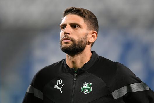 REGGIO NELL'EMILIA, ITALY - AUGUST 20: Domenico Berardi of US Sassuolo looks on during the Serie A match between US Sassuolo and US Lecce at Mapei Stadium - Citta' del Tricolore on August 20, 2022 in Reggio nell'Emilia, . (Photo by Alessandro Sabattini/Getty Images) berardi