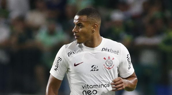 SAO PAULO, BRAZIL - APRIL 29: Murillo of Corinthians controls the ball during a match between Palmeiras and Corinthians as part of Brasileirao 2023 at Allianz Parque on April 29, 2023 in Sao Paulo, Brazil. (Photo by Miguel Schincariol/Getty Images) Il tempo stringe, Italiano vuole un centrale. Da Nelsson a Murillo, le opzioni- immagine 2